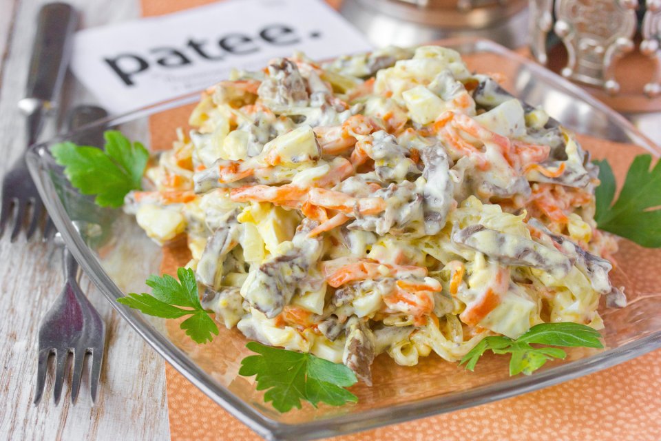 Салат с сердцем яйцом и морковью