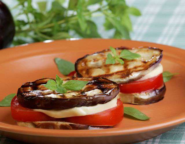 Рецепт жареных баклажанов с чесноком, помидорами и сыром